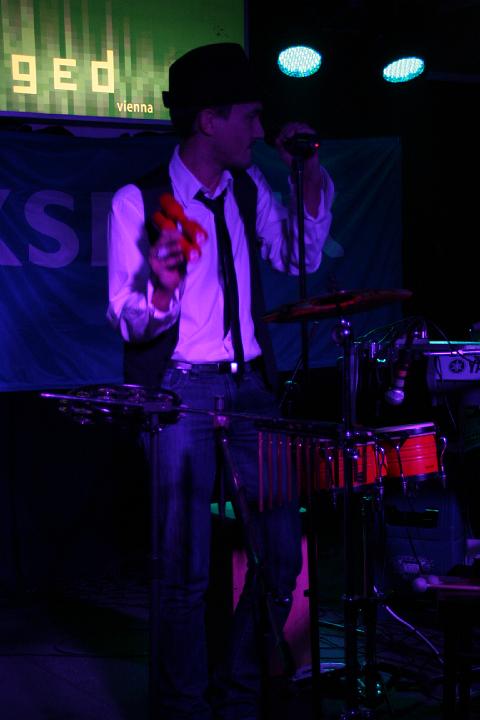 2008-11-28 M3_live at replugged 010.jpg